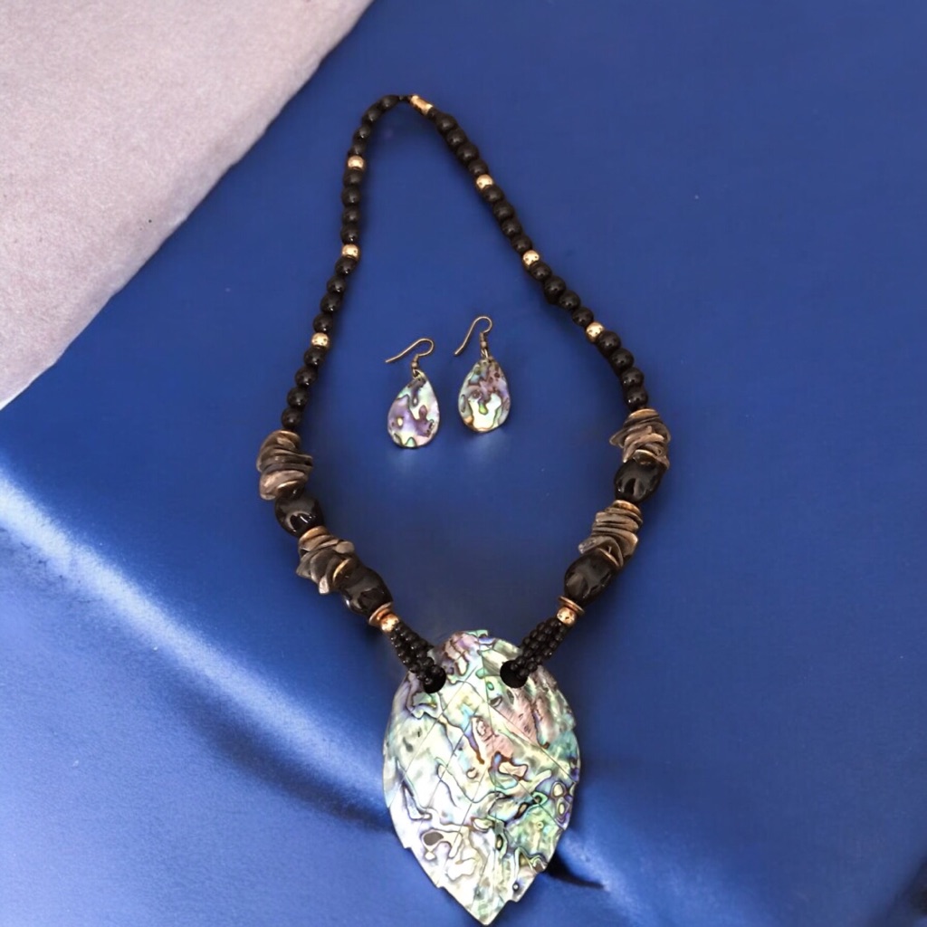 Vintage Abalone Shell Pendant Necklace And Earrings 125$